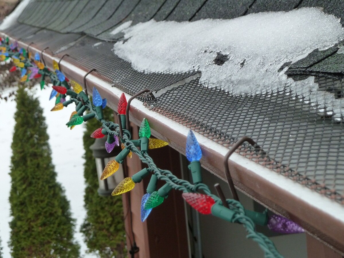 Christmas Light Clips Metal Gutter Hooks for Outdoor String Lights