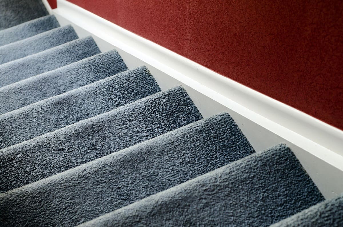https://storables.com/wp-content/uploads/2023/09/how-to-make-carpet-stairs-less-slippery-1695711063.jpg