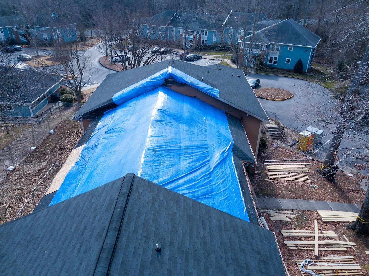 How To Put Tarp On Roof | Storables