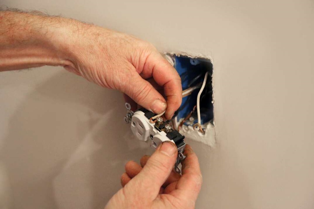 How To Remove An Electrical Plug From A Socket