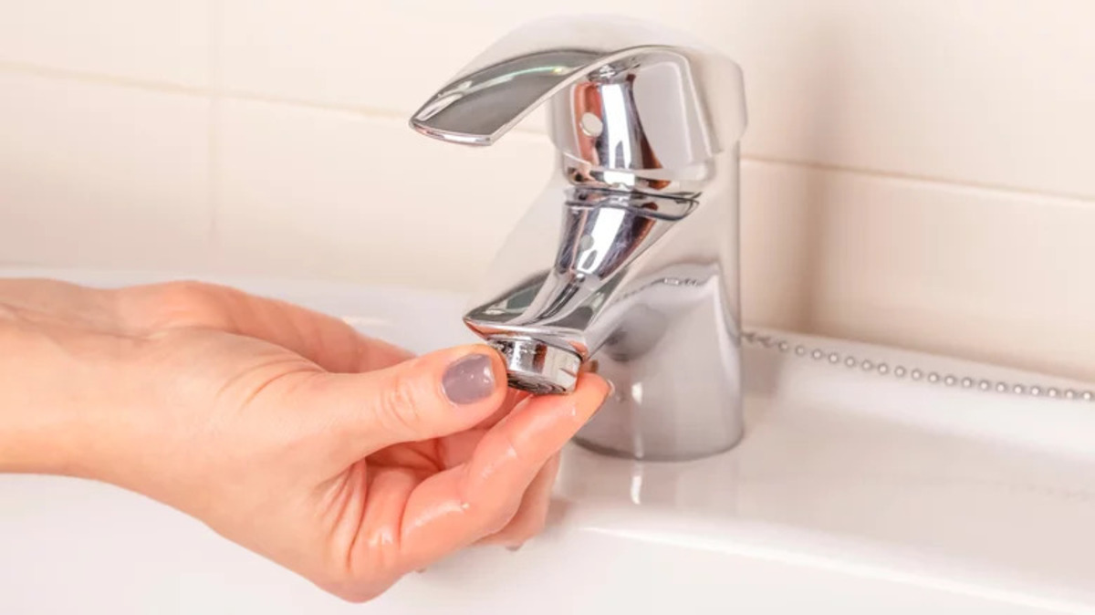 How To Remove Moen Faucet Aerator