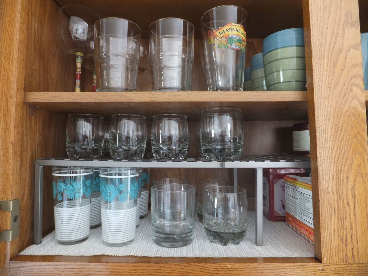 https://storables.com/wp-content/uploads/2023/09/how-to-store-glasses-in-kitchen-1695288889.jpg