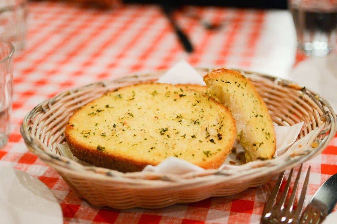 How To Store Leftover Garlic Bread