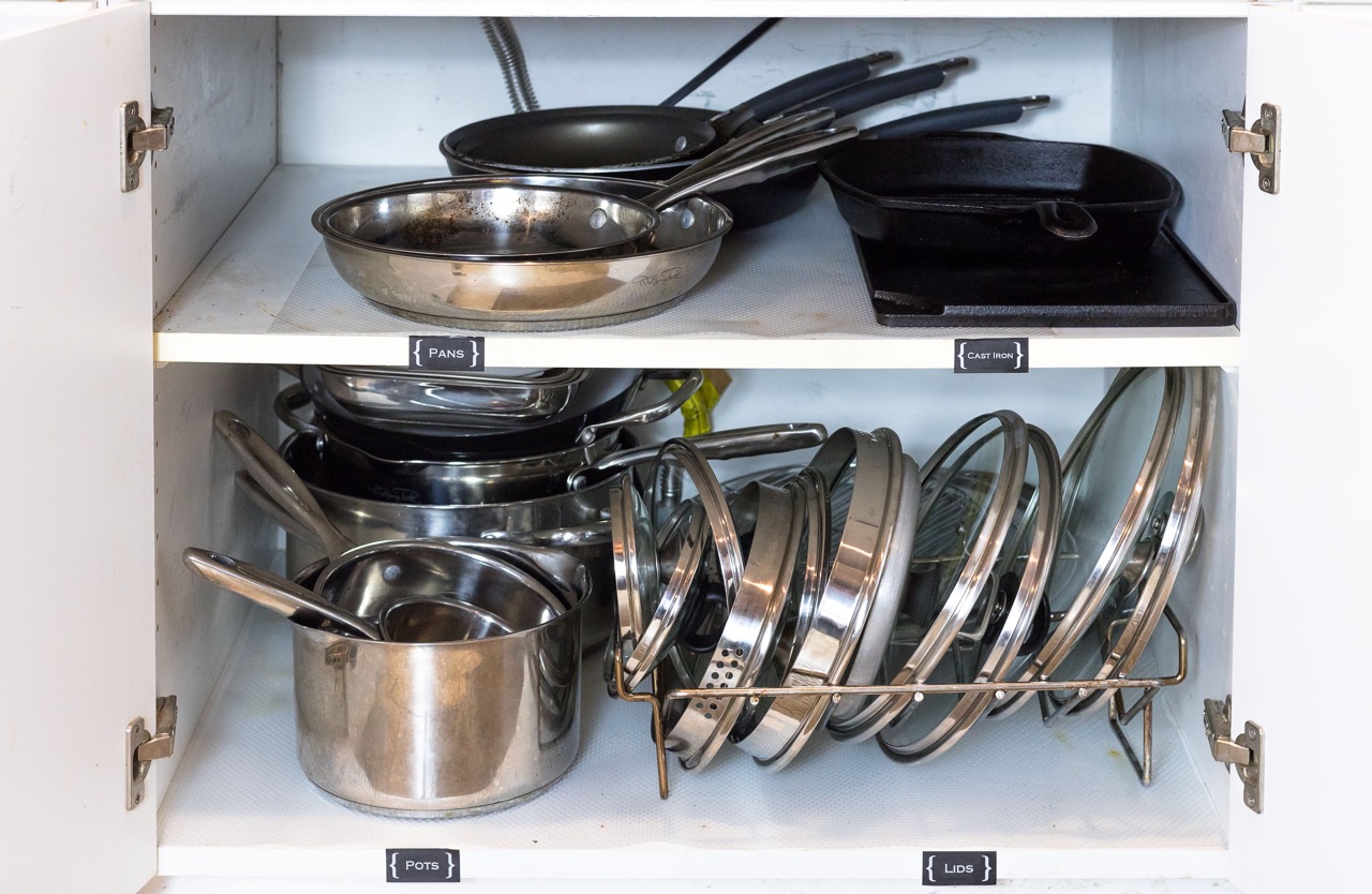 https://storables.com/wp-content/uploads/2023/09/how-to-store-pots-and-lids-1695432805.jpeg