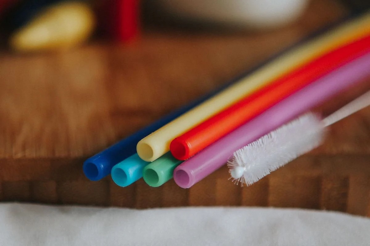 https://storables.com/wp-content/uploads/2023/09/how-to-store-reusable-straws-1695552266.jpg