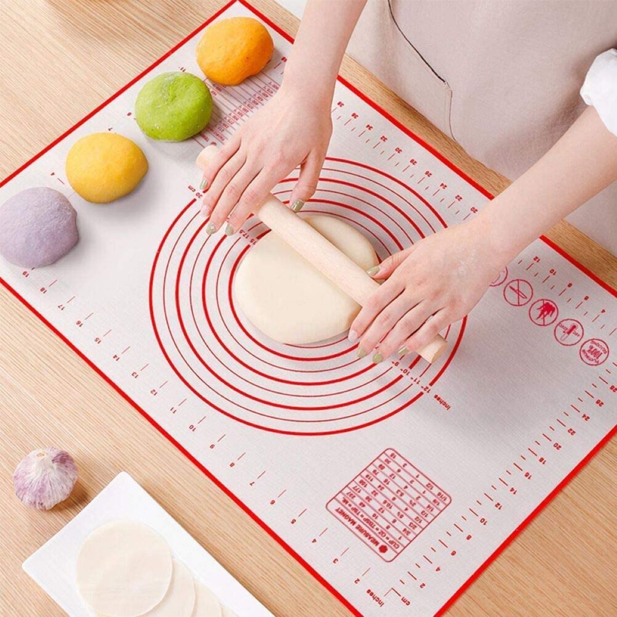 https://storables.com/wp-content/uploads/2023/09/how-to-store-silicone-baking-mats-1695609095.jpg