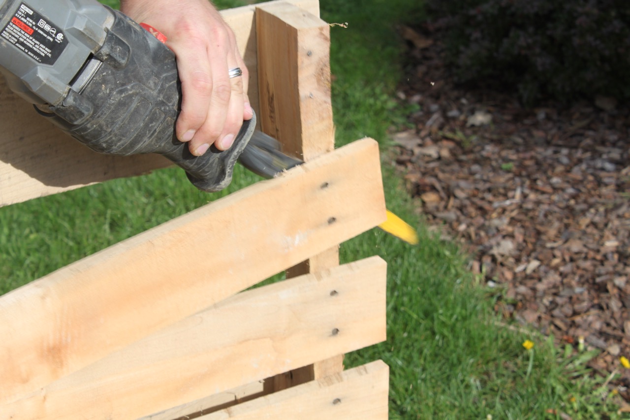 How To Take Apart A Pallet Without Power Tools