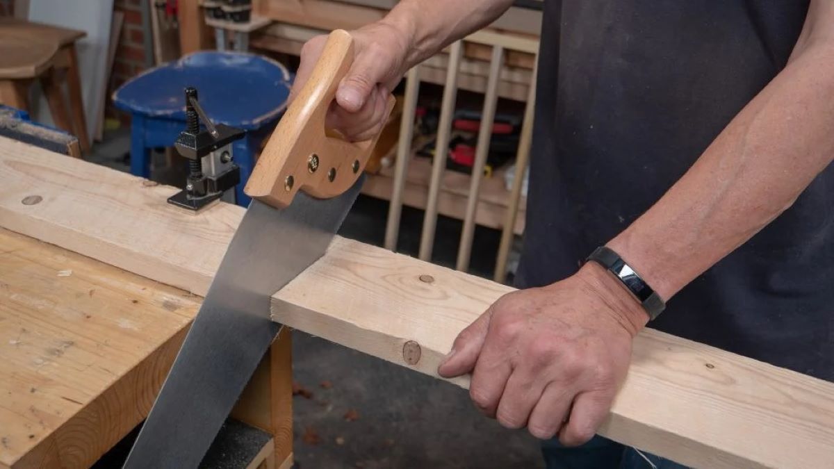 How To Use A Hand Saw