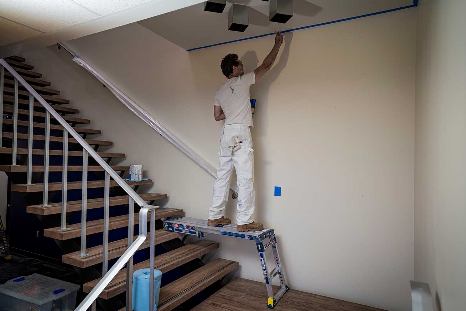 How To Use A Ladder To Paint A Stairwell