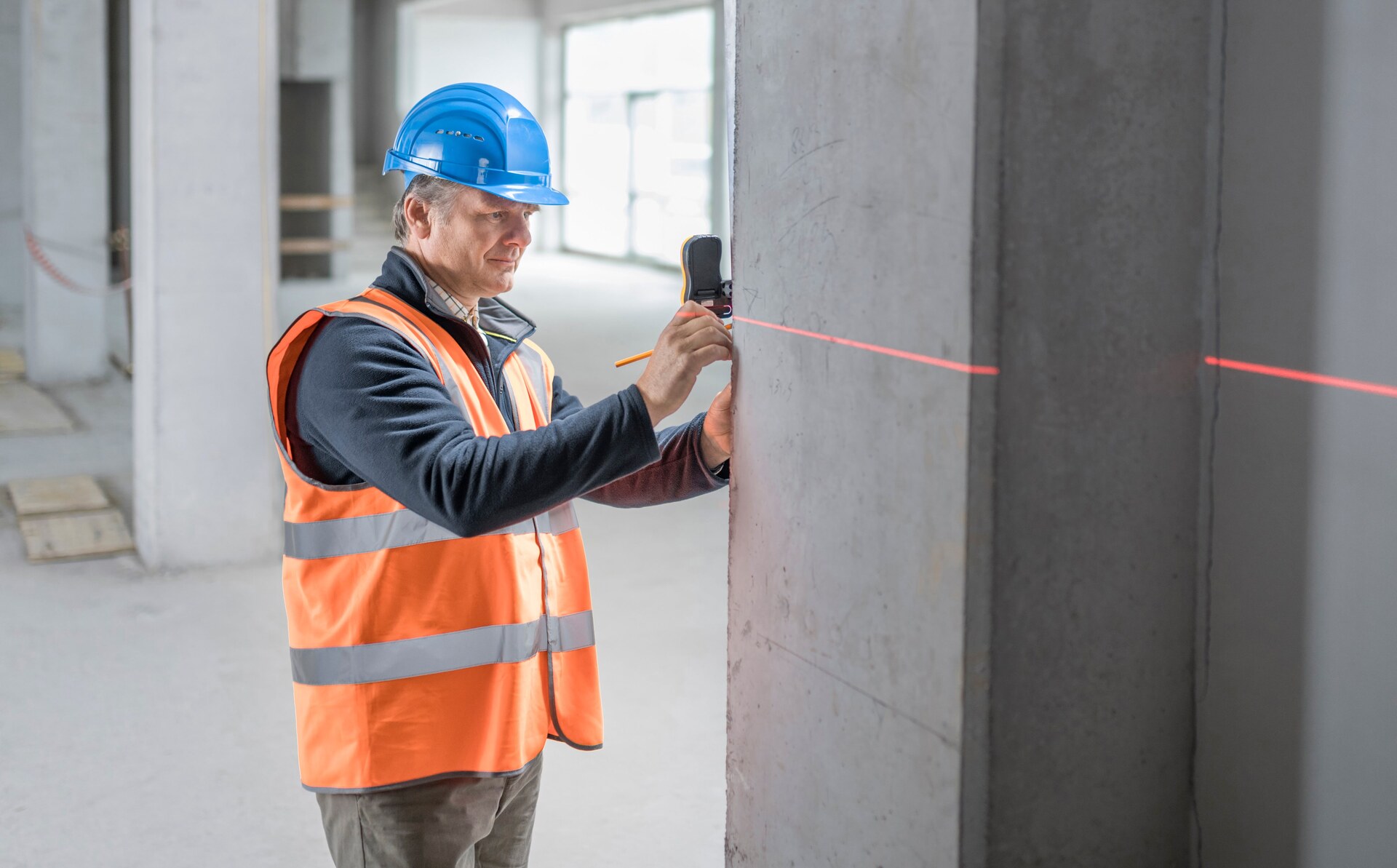 https://storables.com/wp-content/uploads/2023/09/how-to-use-a-laser-level-to-make-sure-wall-is-plumb-1693906786.jpg