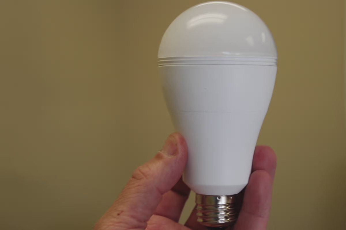 Light Bulb That Stays On When Power Goes Out