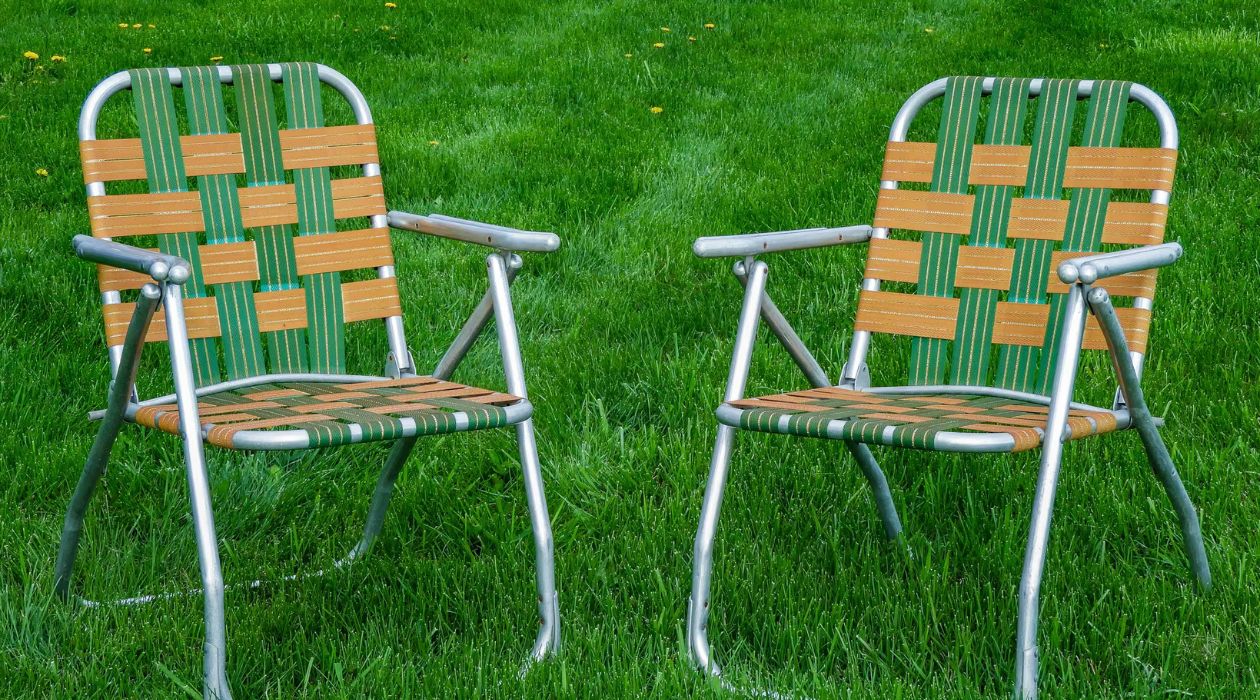 These Retro-Style Metal Lawn Chairs Are Just What Your Patio Needs