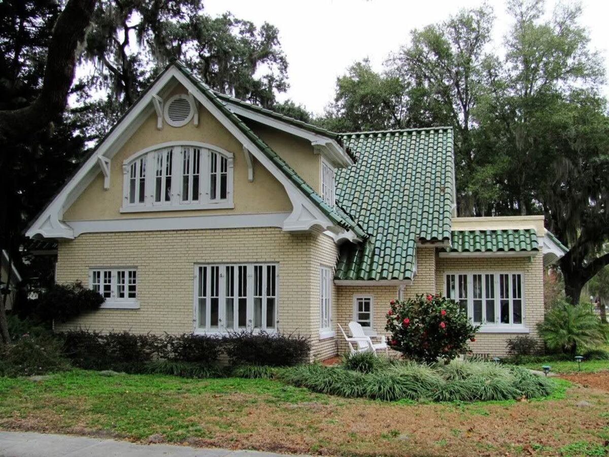 Покрасить дом в зеленый цвет. Дом с зеленой крышей. Фасад с зеленой крышей. Красивые дома с зеленой крышей. Загородный дом с зеленой крышей.