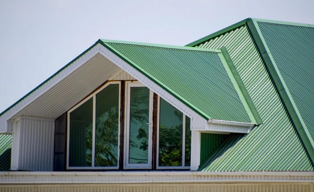 What Colors Go With Green Metal Roof