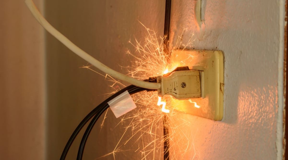 What Is Wrong When An Electrical Cord Spark When Plugged In