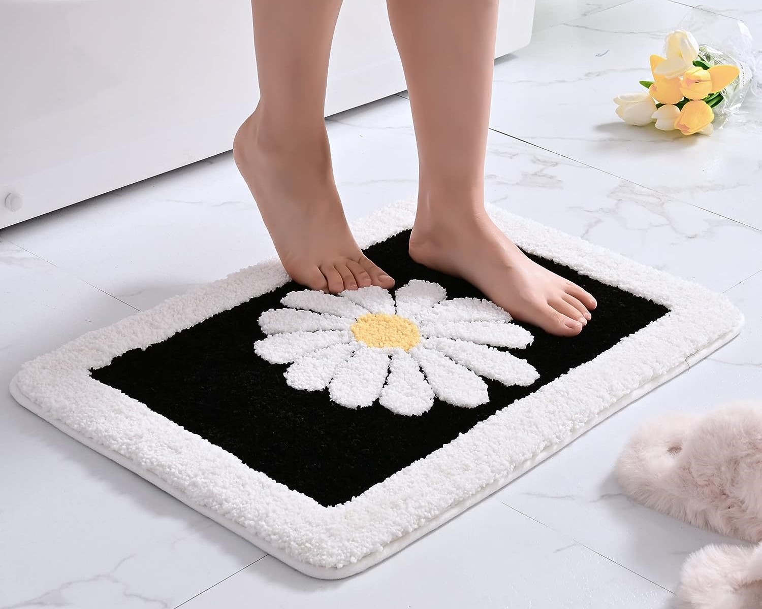 https://storables.com/wp-content/uploads/2023/10/15-amazing-bath-rugs-for-bathroom-for-2023-1697452394.jpg