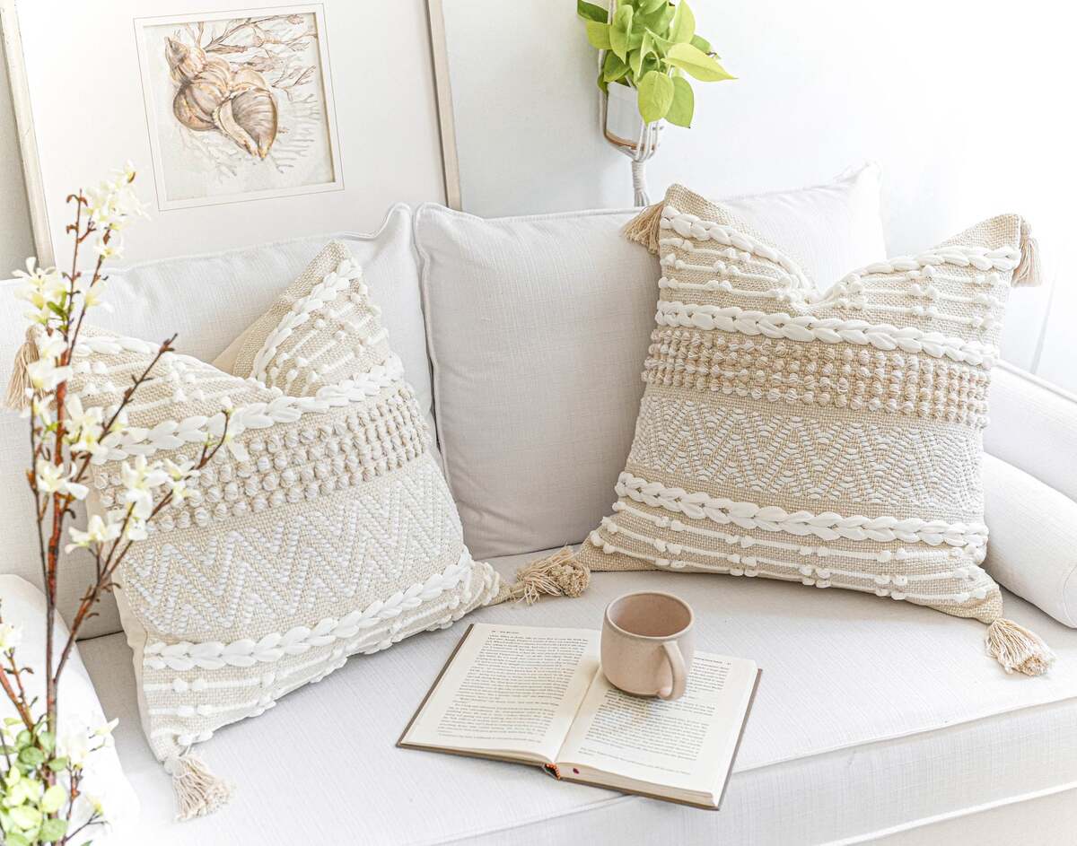 https://storables.com/wp-content/uploads/2023/10/9-incredible-boho-throw-pillows-for-2023-1697462286.jpg