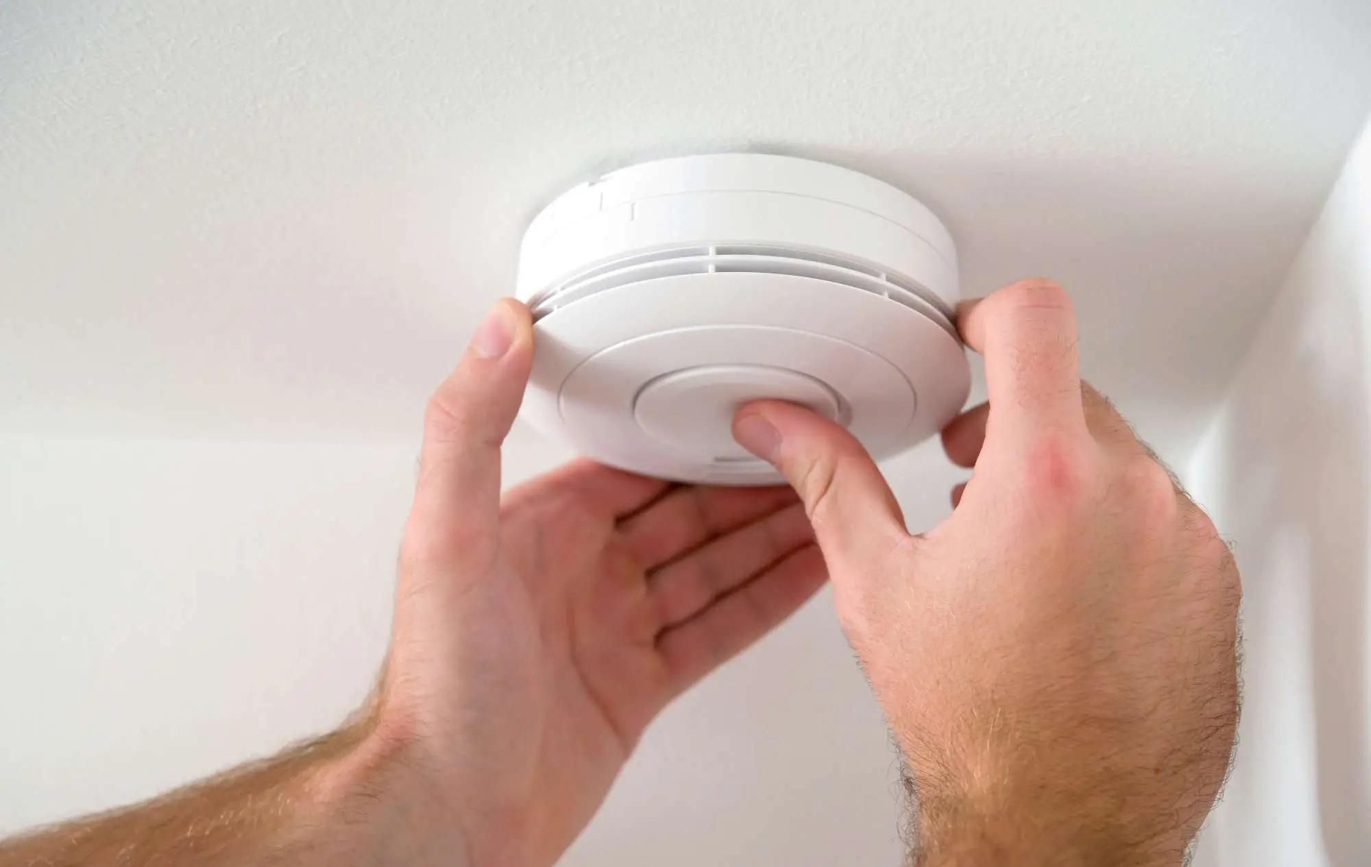 How Do You Know When Smoke Detector Battery Is Low