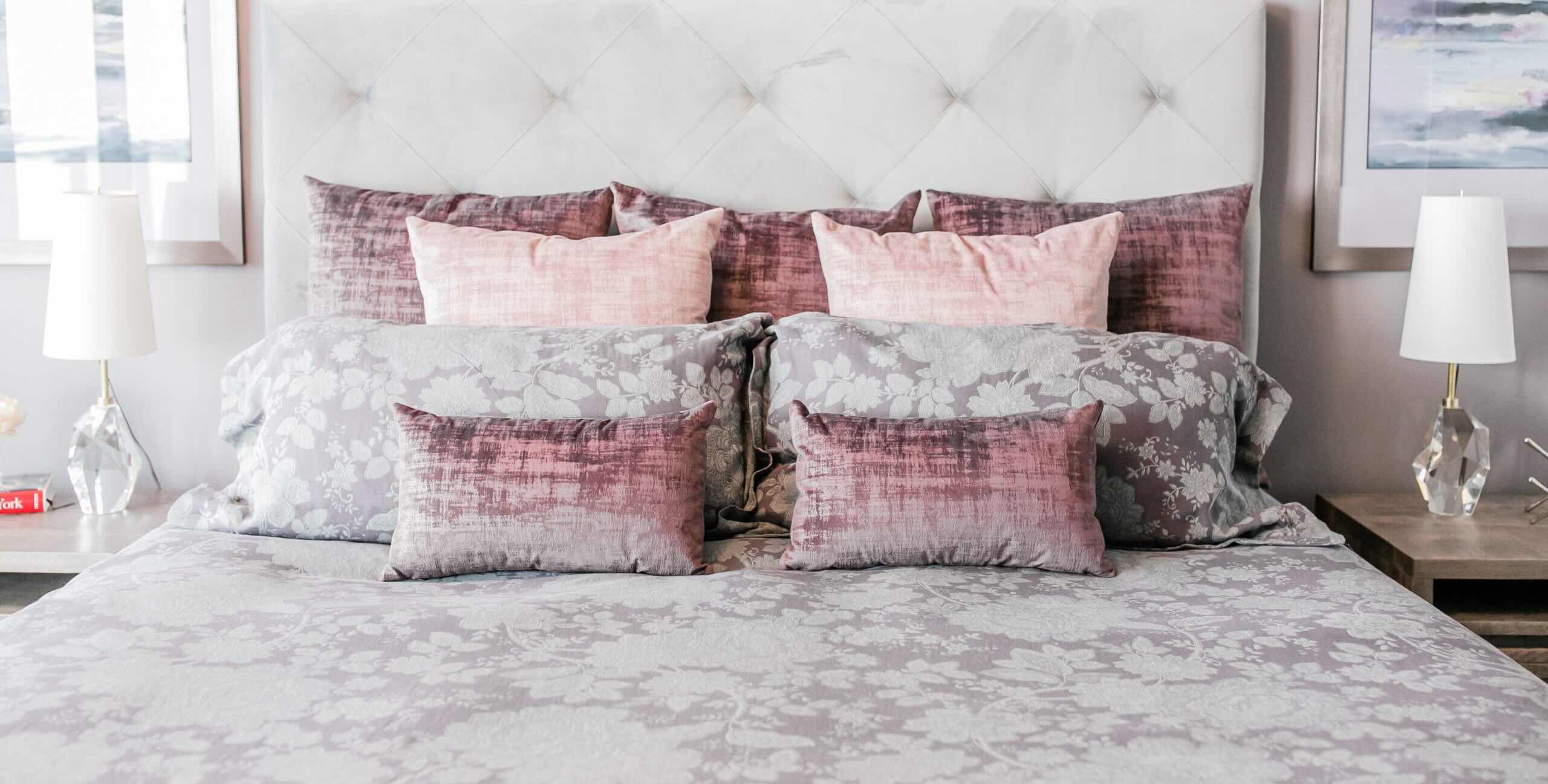 Arranging cushions on bed sale