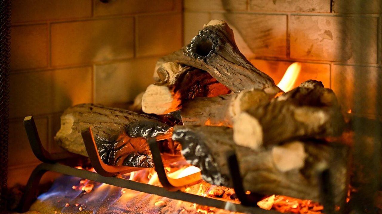https://storables.com/articles/how-to-arrange-gas-fireplace-logs/