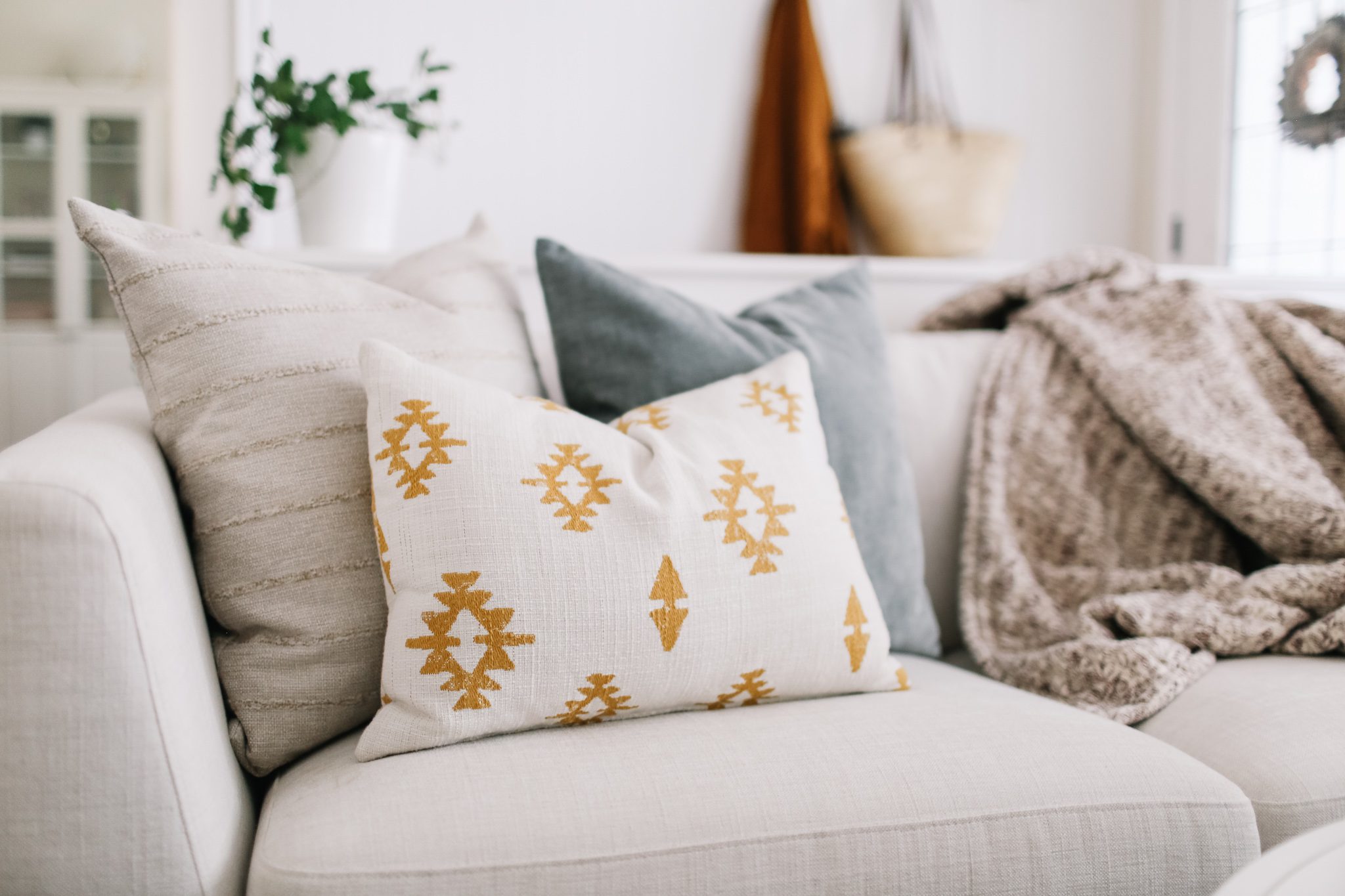 How To Decorate Sofa With Pillows