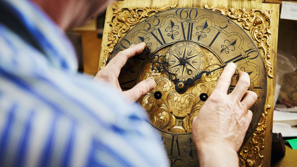 How To Fix A Wall Clock That Runs Fast