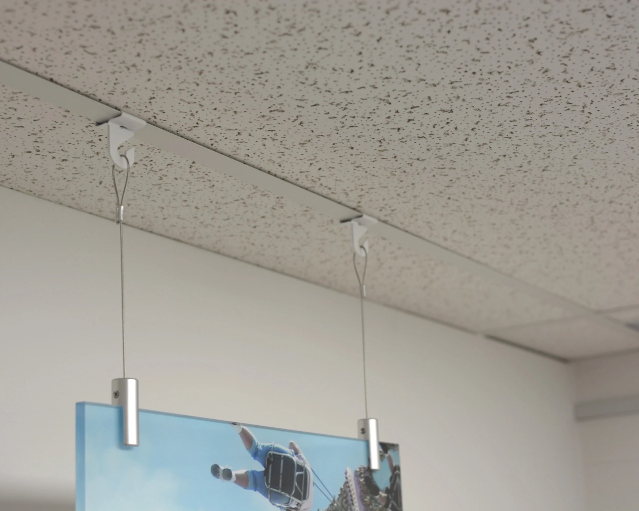 https://storables.com/wp-content/uploads/2023/10/how-to-hang-things-from-a-drop-ceiling-1696339661.jpeg
