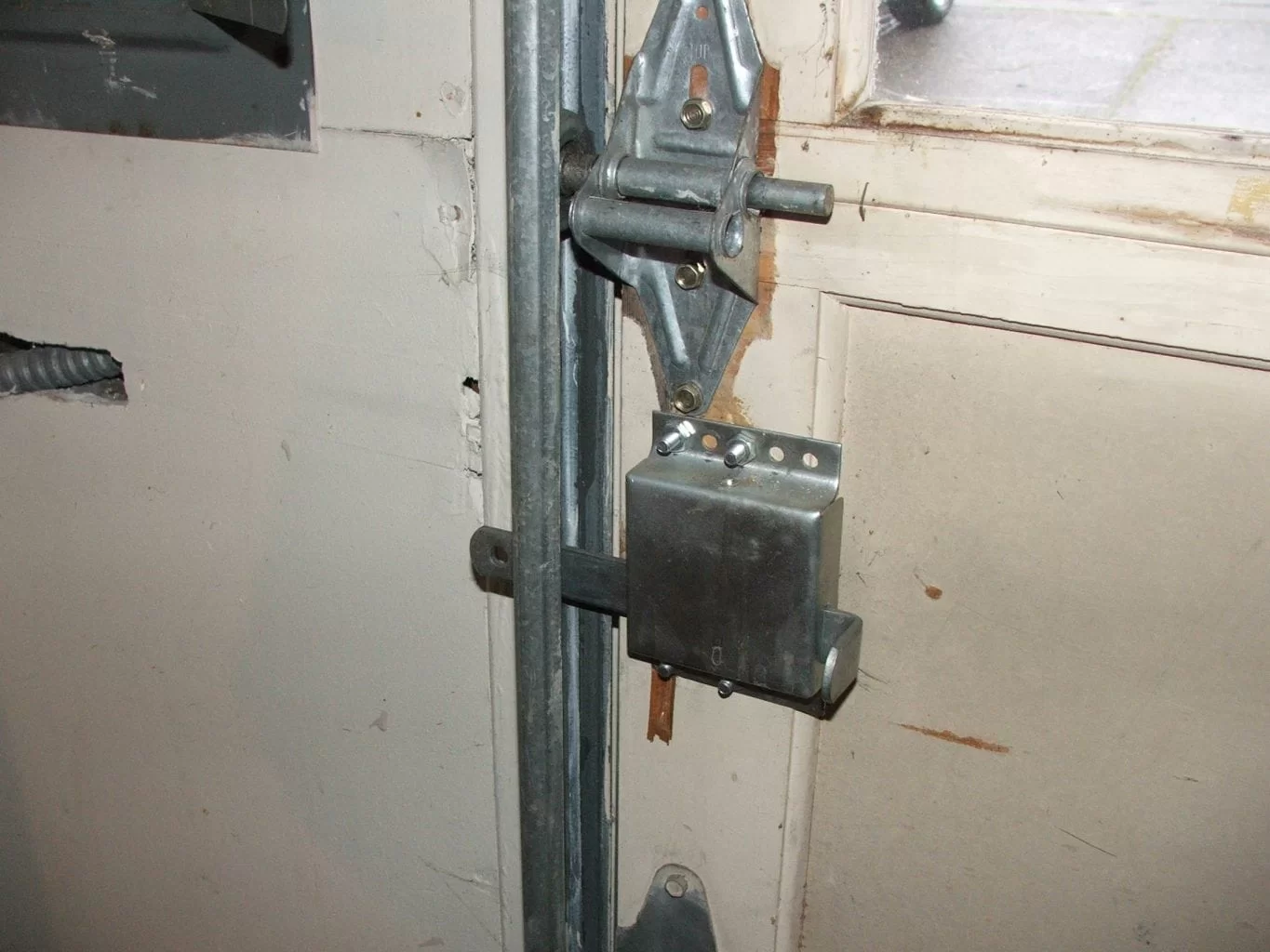 How To Lock A Garage Door Manually