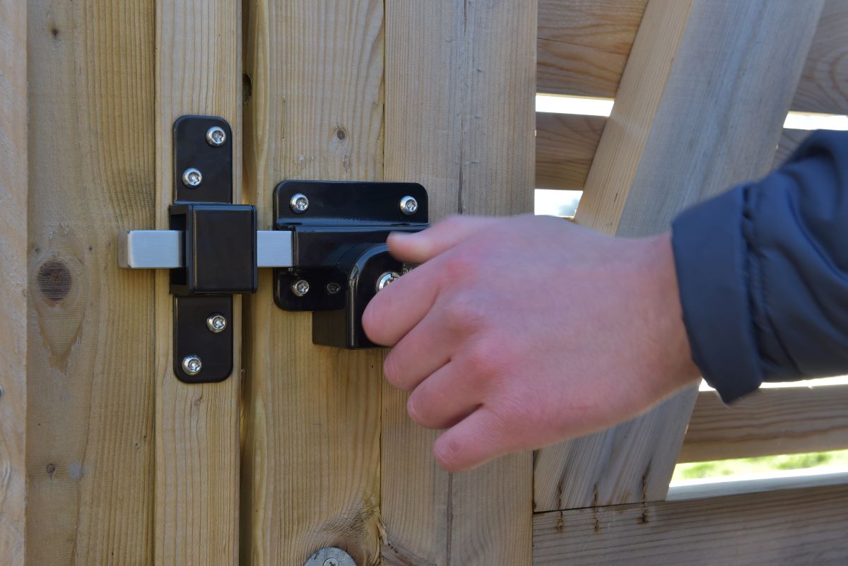 How To Lock Fence Gate | Storables