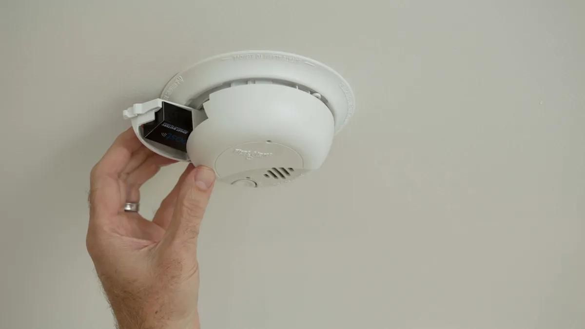 How To Put A Battery In A Smoke Detector