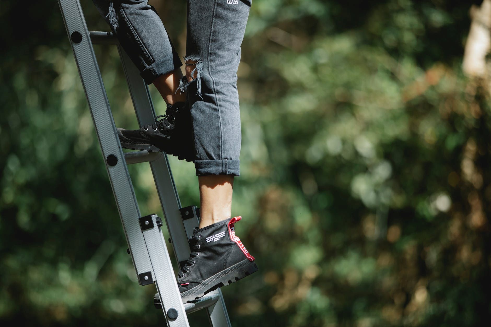 How To Safely Ascend Or Descend A Ladder?
