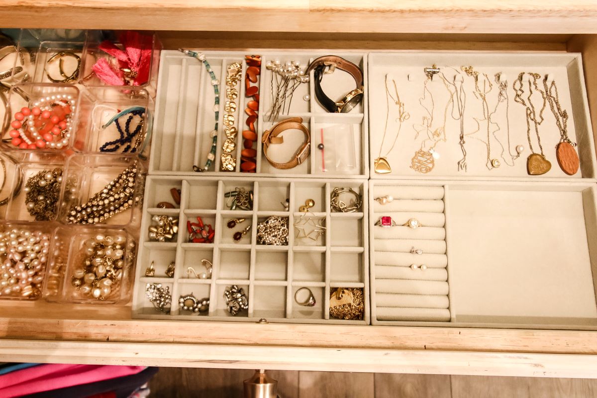 How To Store Jewelry In A Drawer