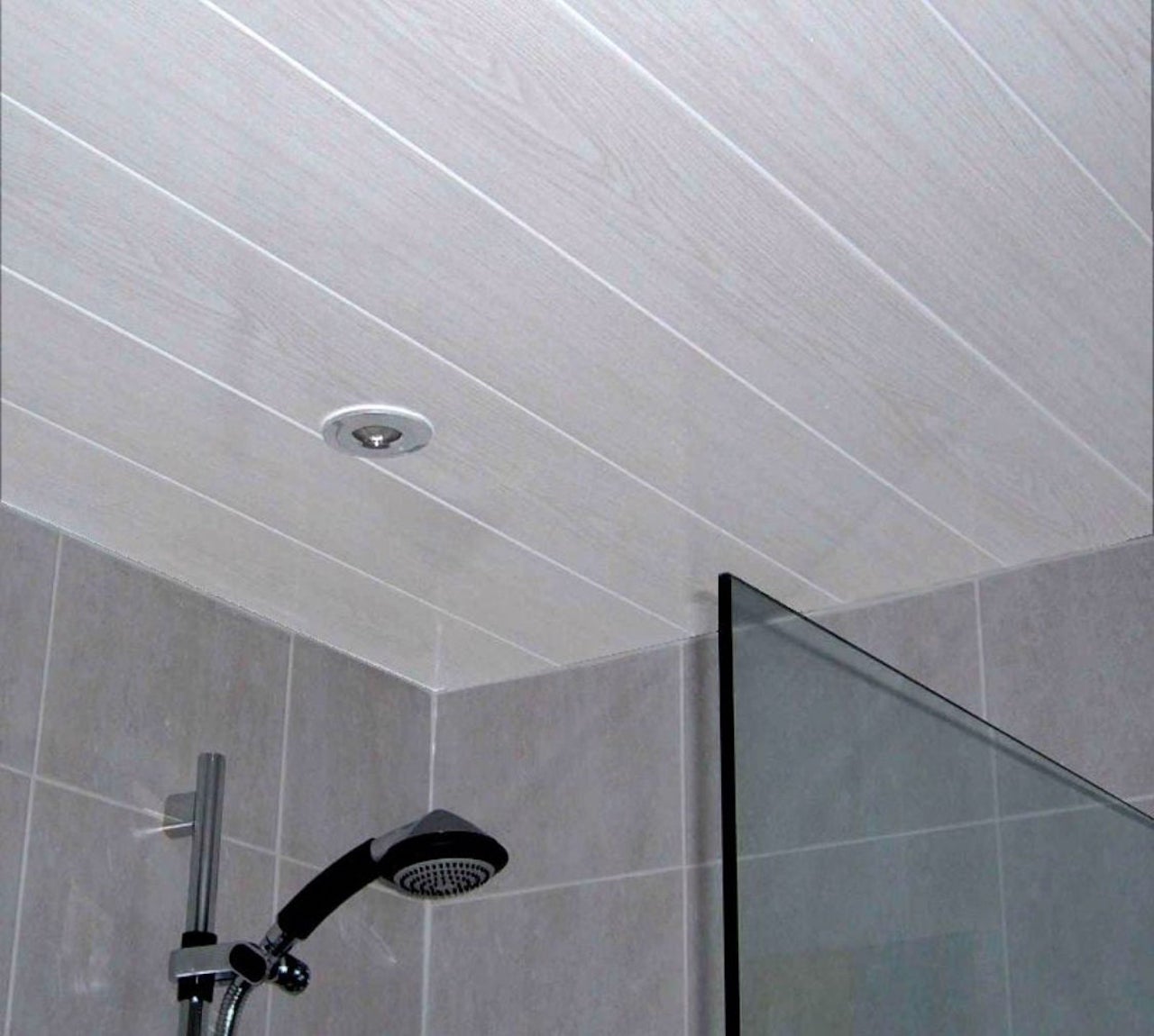 Как сделать потолок в ванной из панелей. Реечный потолок Цесал. Потолок Cesal алюминиевый реечный. Панели ПВХ на потолок в ванной. Пластиковый потолок в ванной.