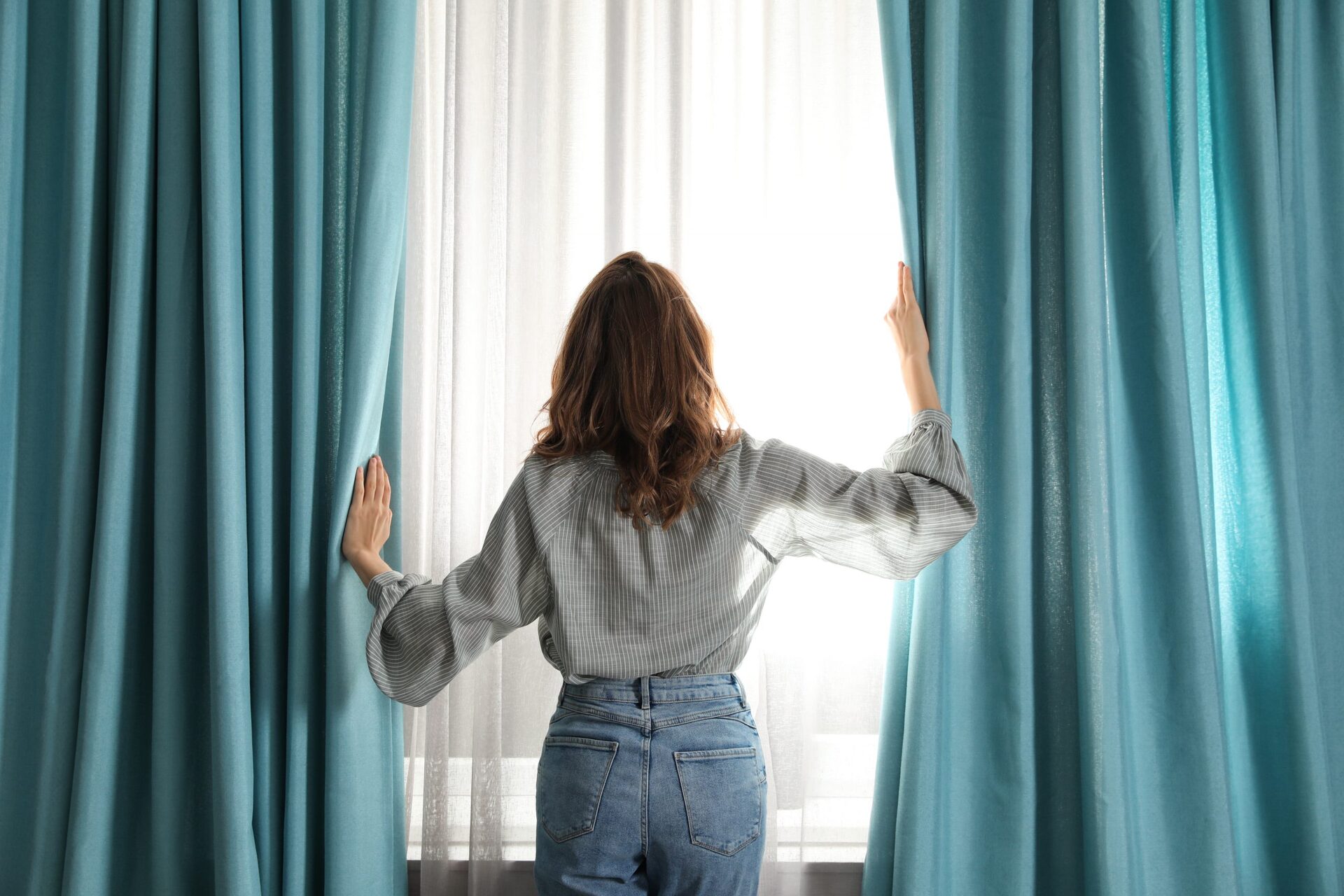 Should You Leave Your Curtains Open Or Closed When Away