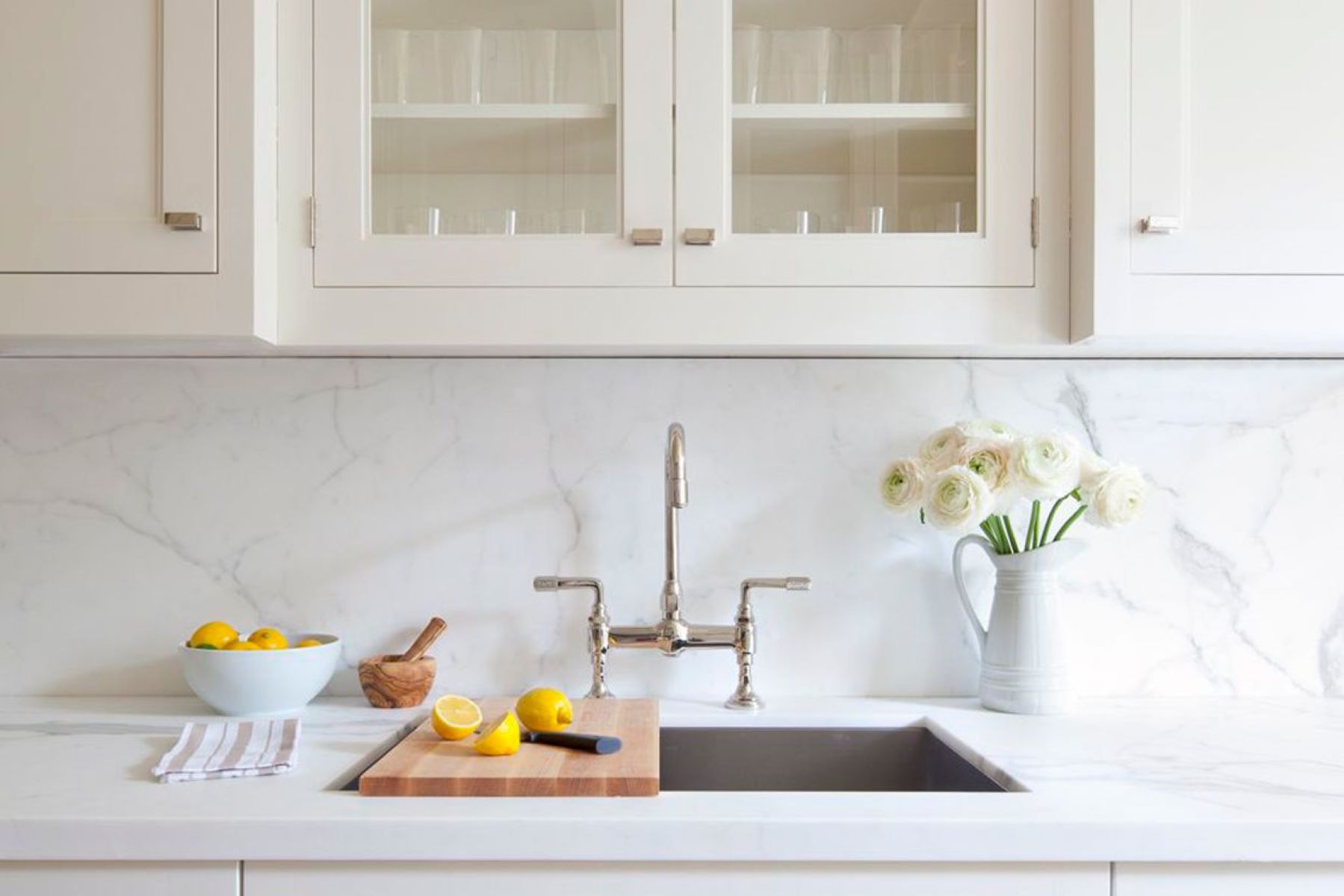 What Backsplash Goes With White Marble Countertops