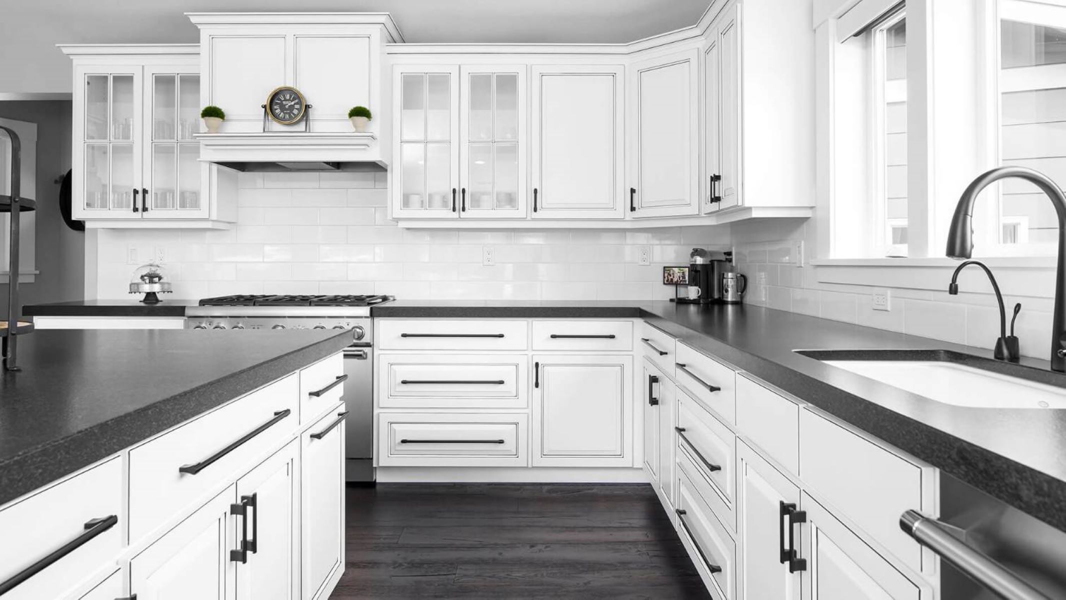 https://storables.com/wp-content/uploads/2023/10/what-color-backsplash-with-white-cabinets-and-black-countertops-1696428724.jpg