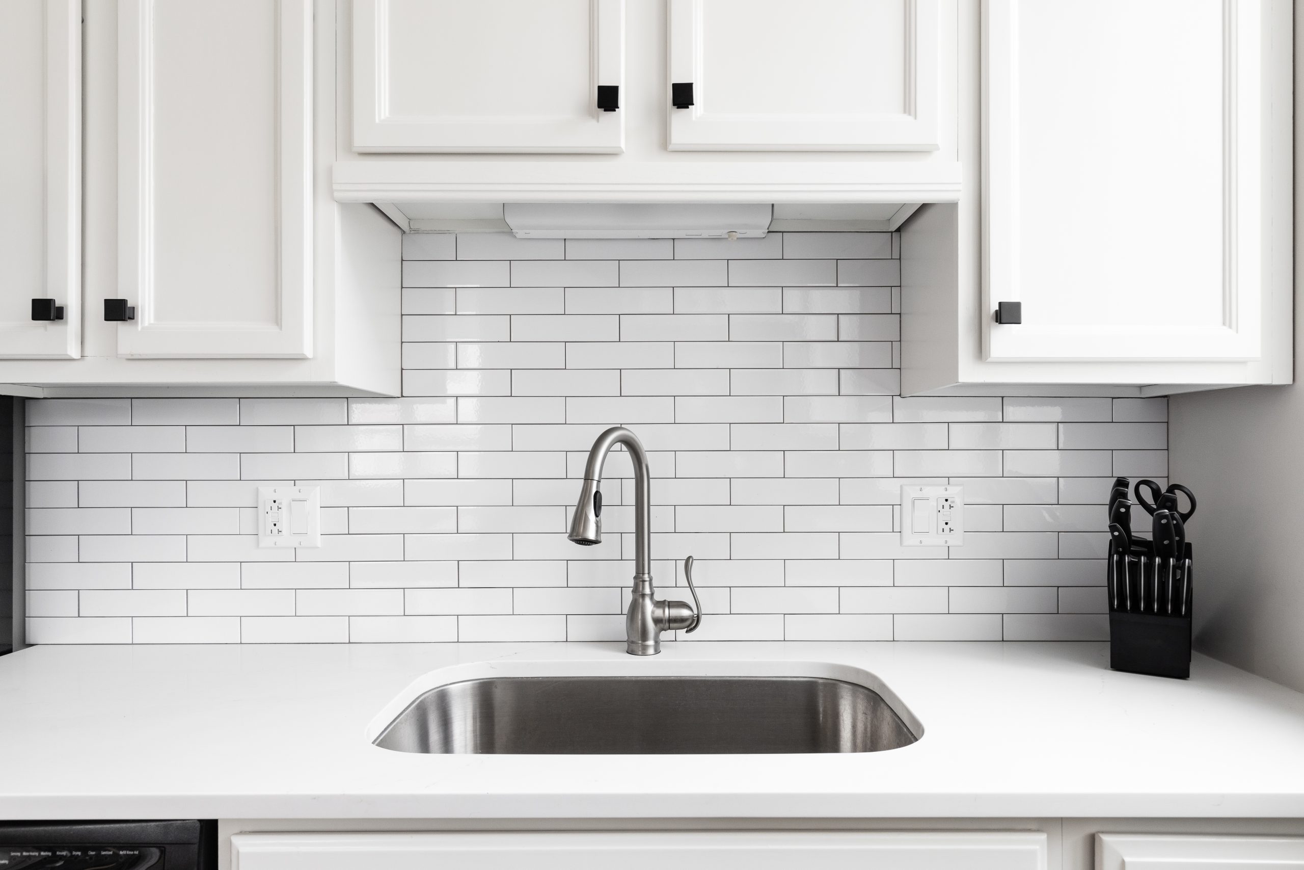 What Color Backsplash With White Cabinets And White Countertops