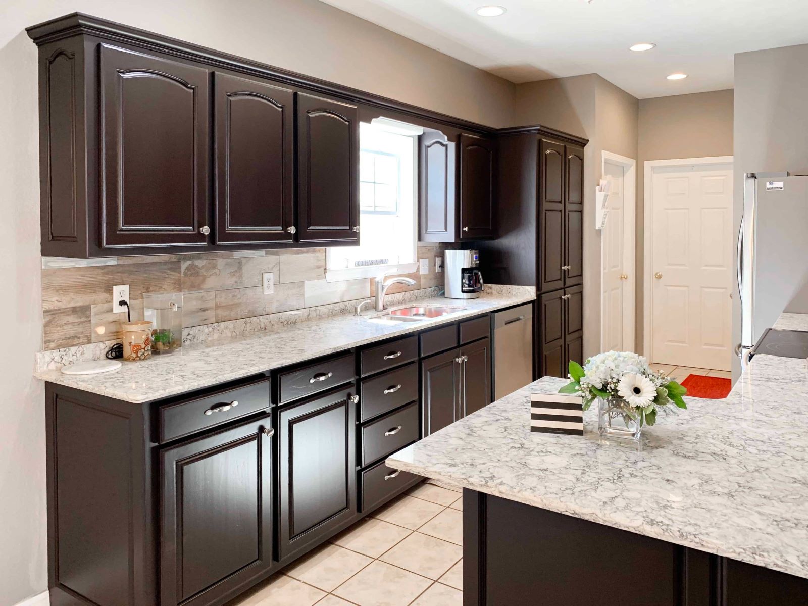 What Color Countertops Go With Brown Cabinets