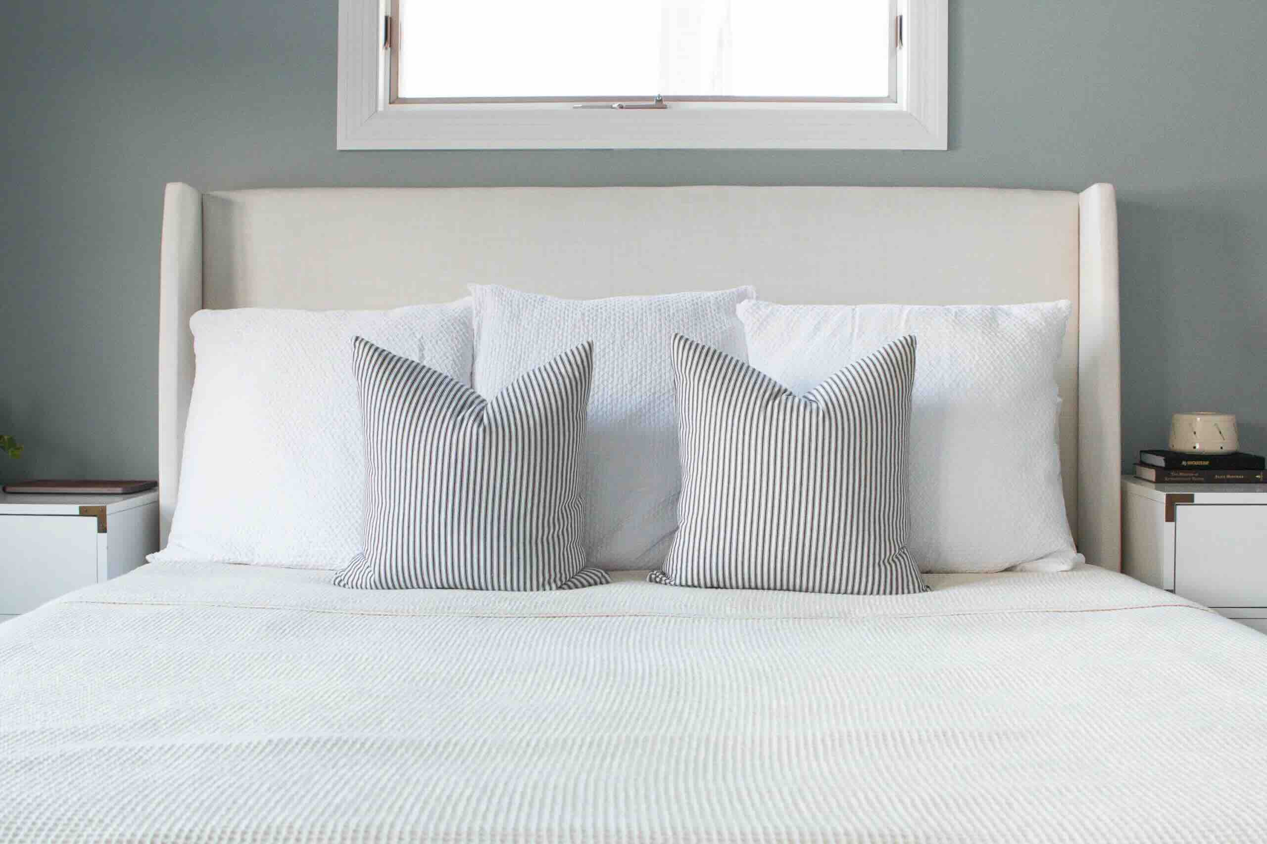 What Size Of Throw Pillows For A King Bed | Storables