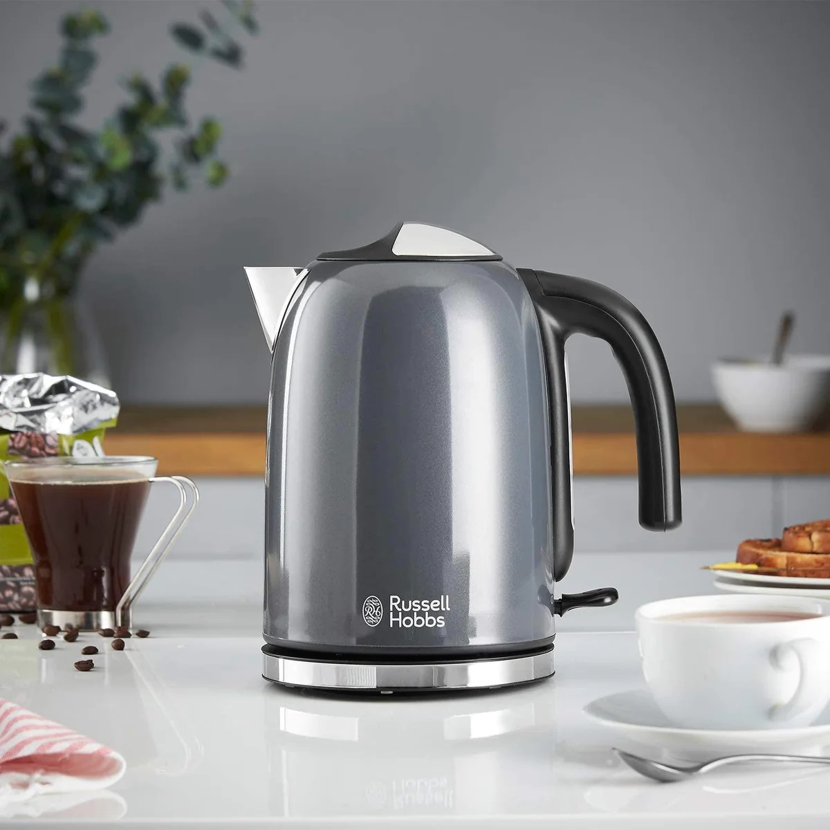 Boil water to the exact degree with the 1200 watt Chef'sChoice Gooseneck Electric  Kettle with digital temperature controls. Keep warm feature maintains water  temperature. Easy-access top opening for easy filling. Comfortable handle.