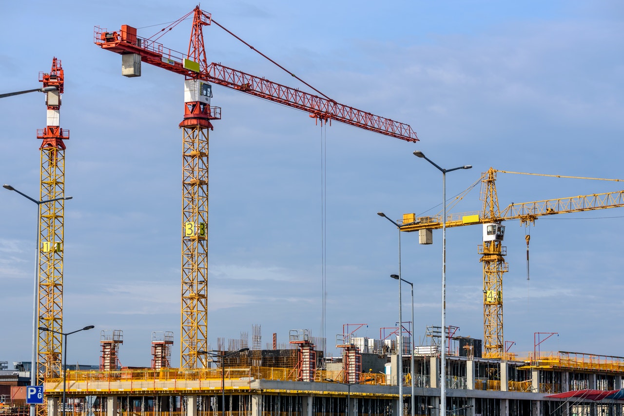 How Do Construction Cranes Go Up