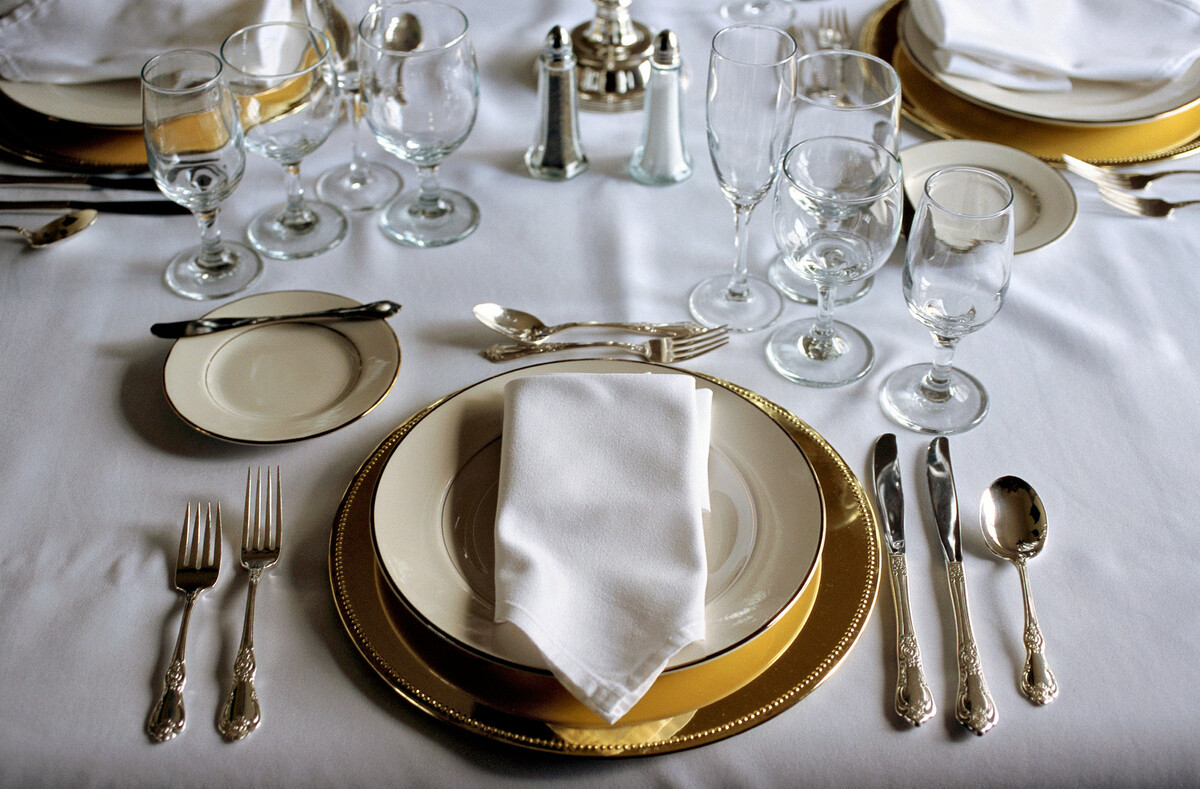 How Do Table Manners Differ Between The Poor And The Wealthy?