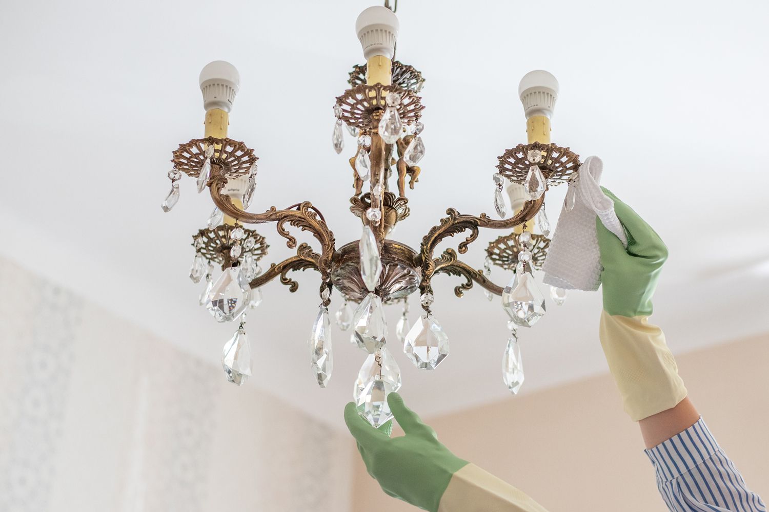 How Do You Clean A Chandelier