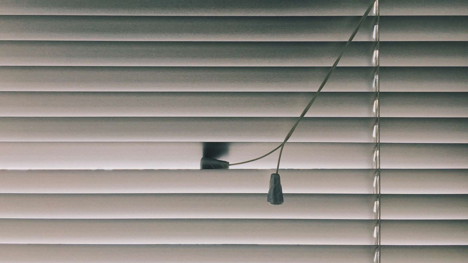 How Do You Lower Blinds With A String