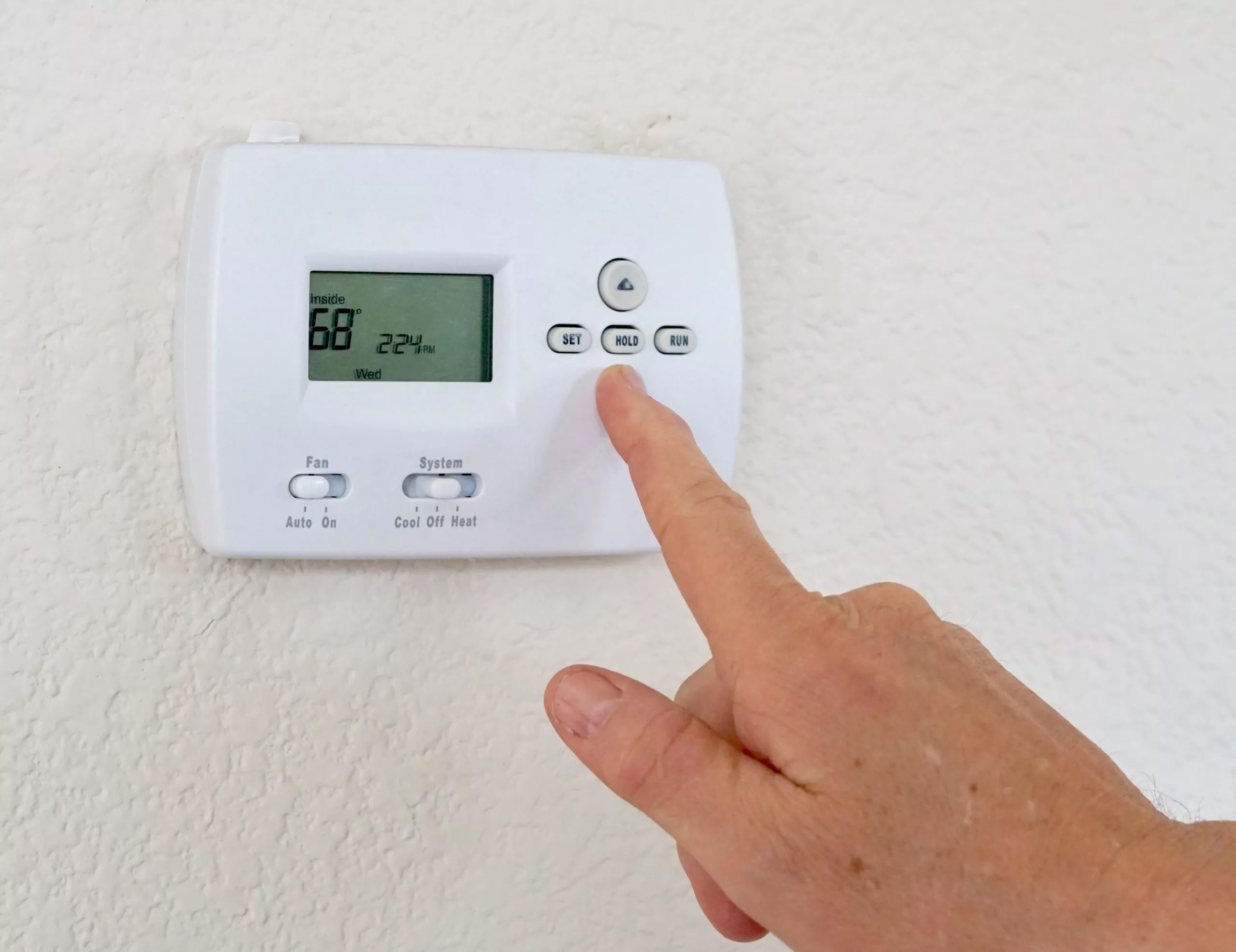 https://storables.com/wp-content/uploads/2023/11/how-does-a-thermostat-work-in-an-air-conditioner-1700729174.jpeg