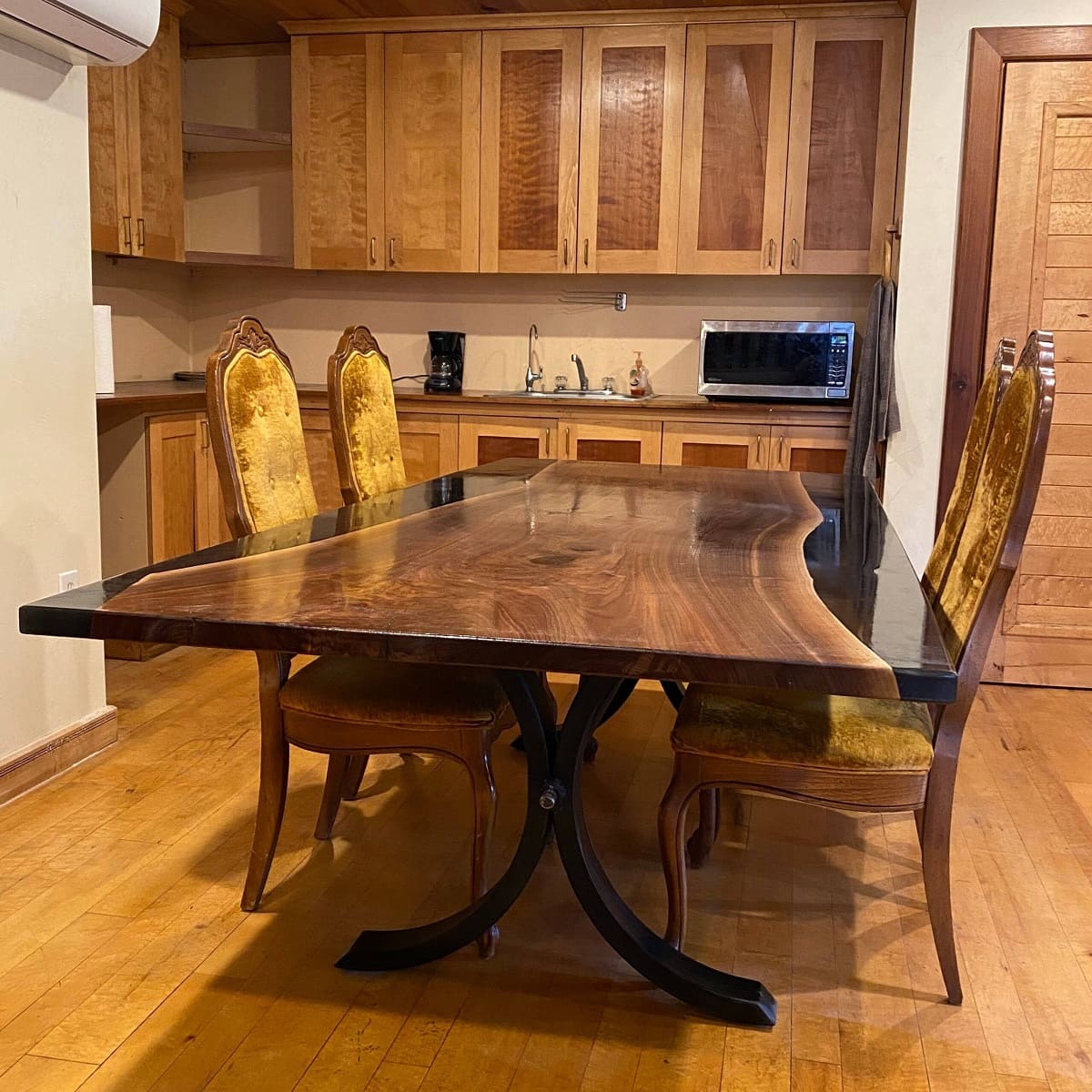 How Many Guests Can An 8-Foot Dining Table Seat?