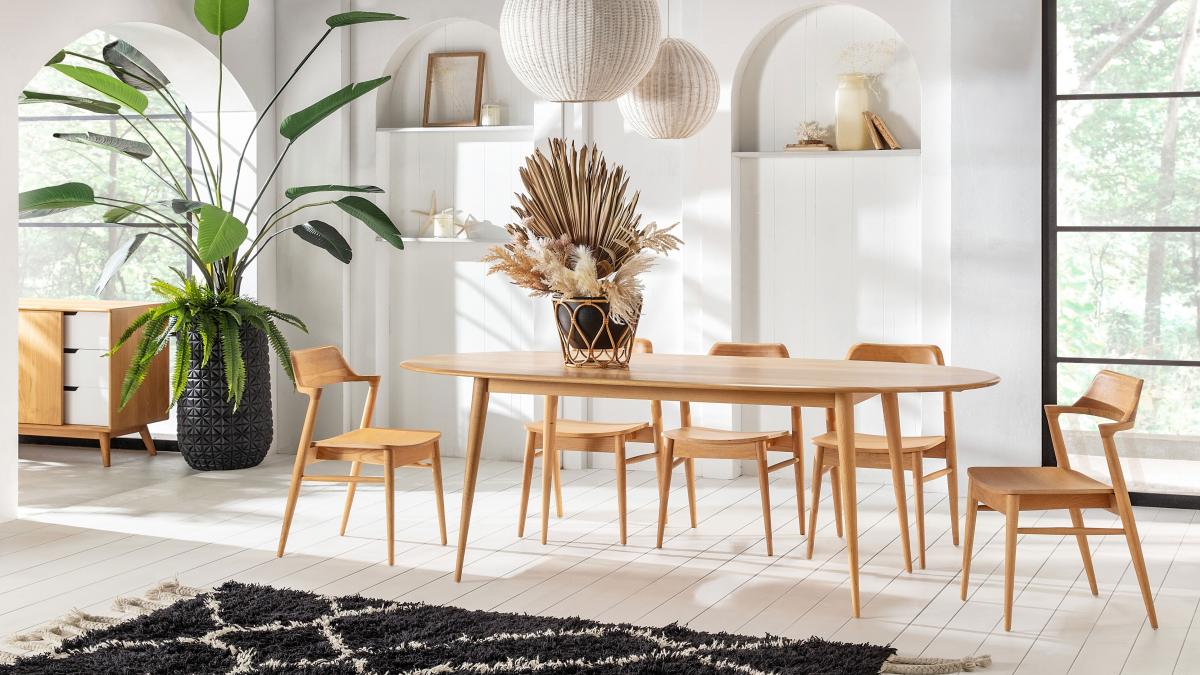 How To Adorn An Oval-Shaped Dining Table