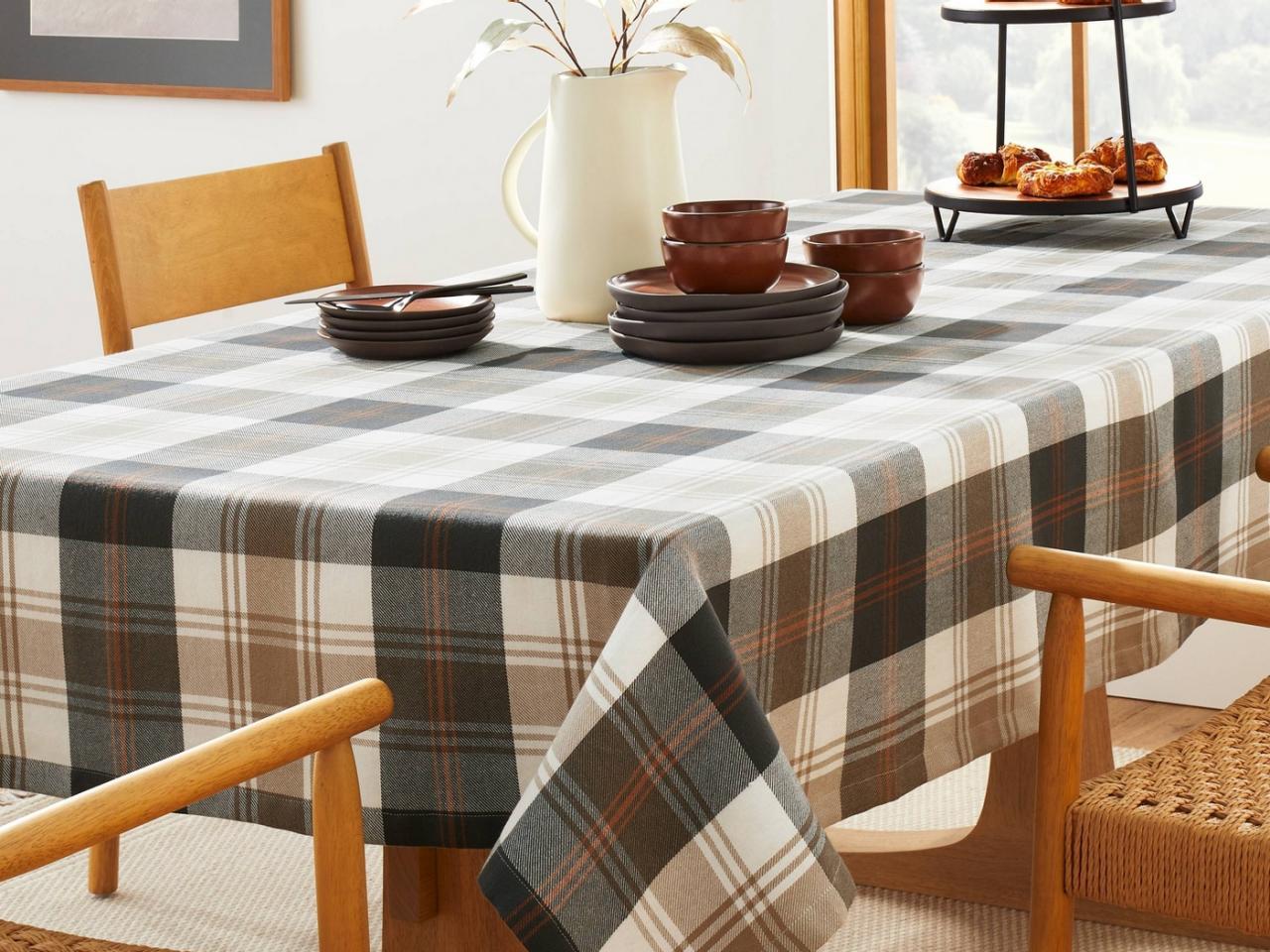 How To Choose A Tablecloth Color