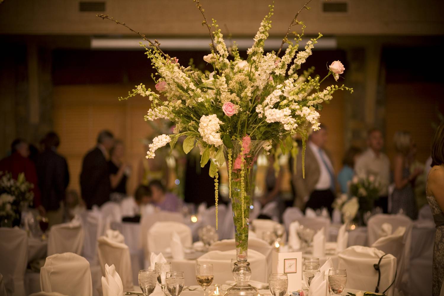 How To Determine The Size Of Floral Arrangements In Reception Spaces