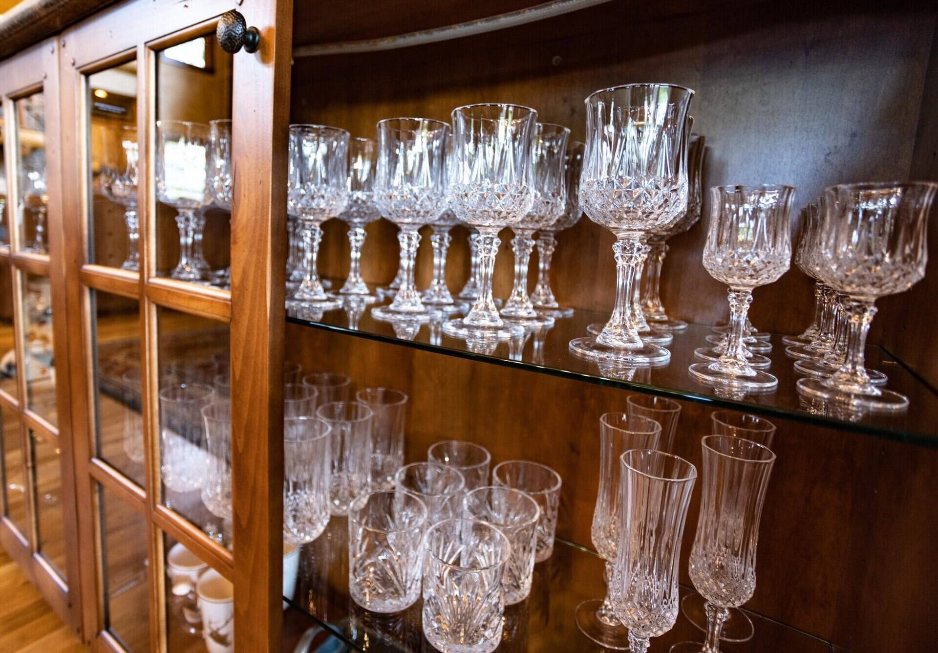 https://storables.com/wp-content/uploads/2023/11/how-to-display-a-crystal-glassware-collection-1699266242.jpg